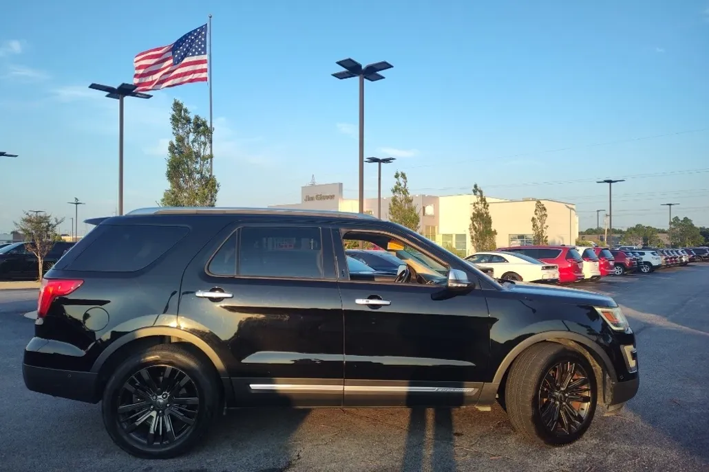 2017 Ford Explorer Platinum photo 1