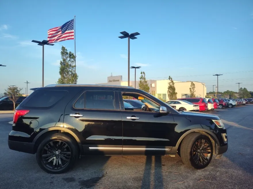 2017 Ford Explorer Platinum photo 1