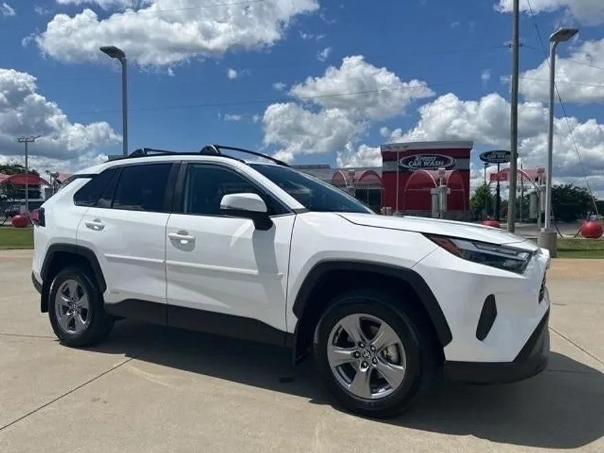 2023 Toyota RAV4 Hybrid XLE photo 1