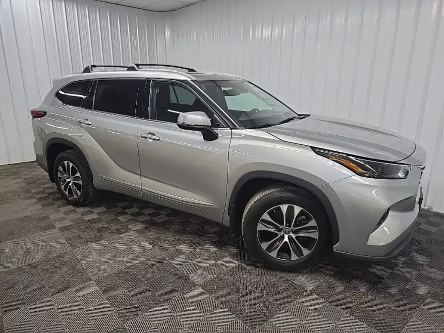2022 Toyota Highlander XLE photo 1