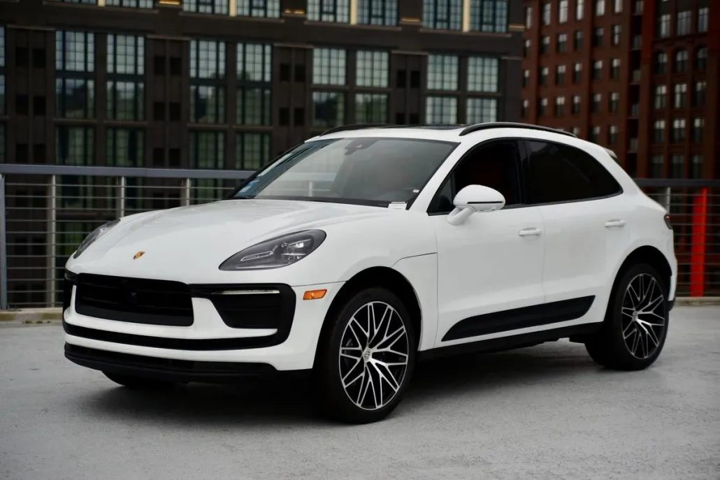 2025 Porsche Macan T photo 1