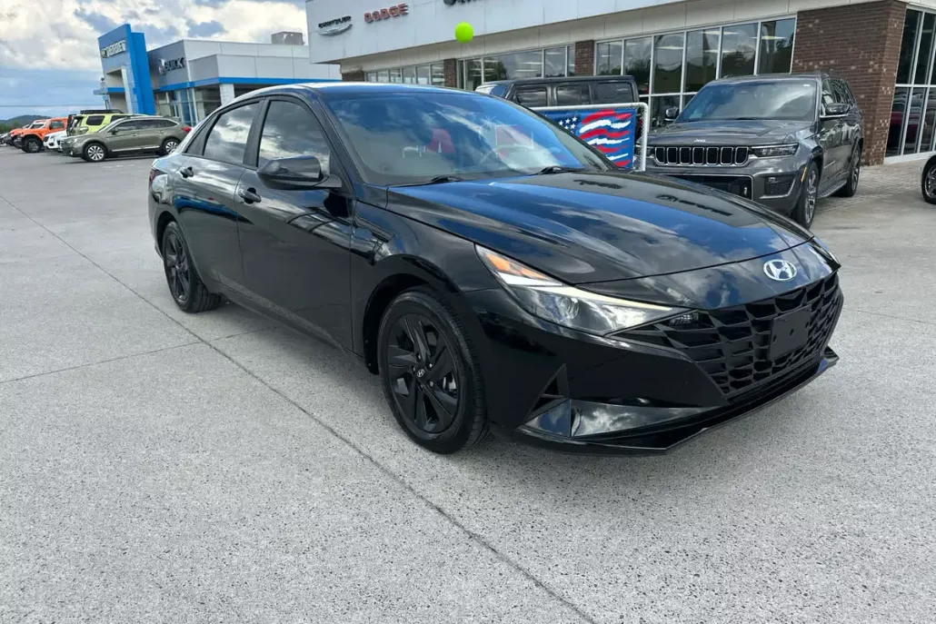 2022 Hyundai Elantra SEL photo 1