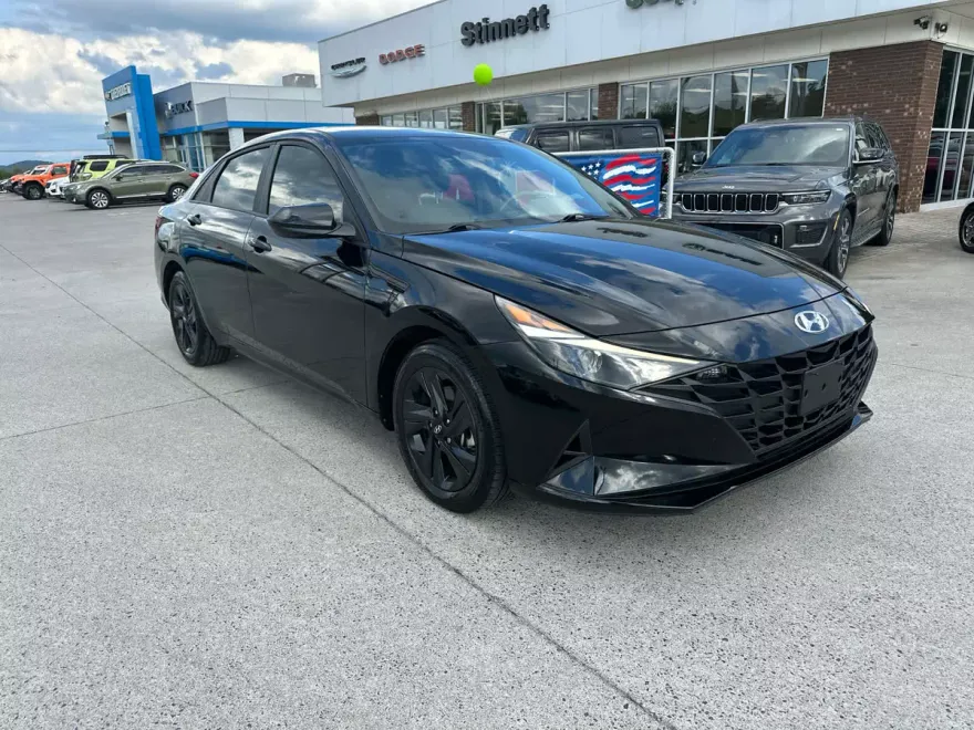 2022 Hyundai Elantra SEL photo 1