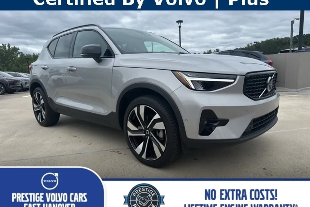 2025 Volvo XC40 Plus photo 1