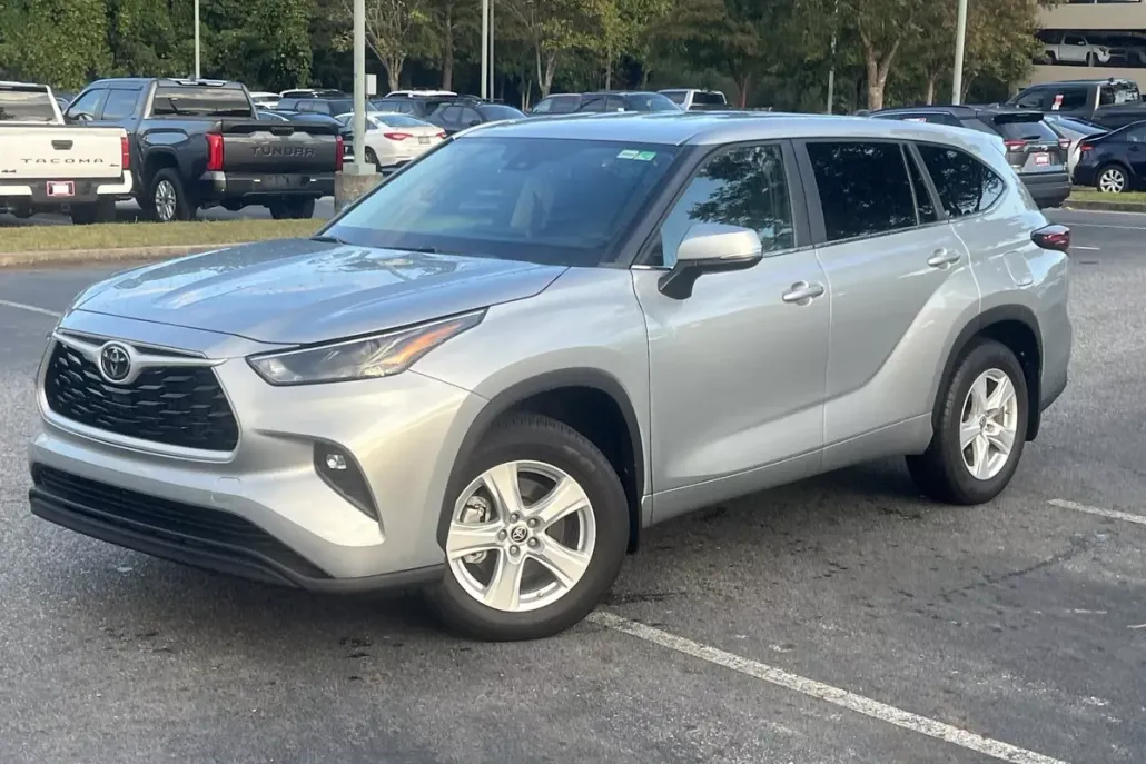 2024 Toyota Highlander LE photo 1