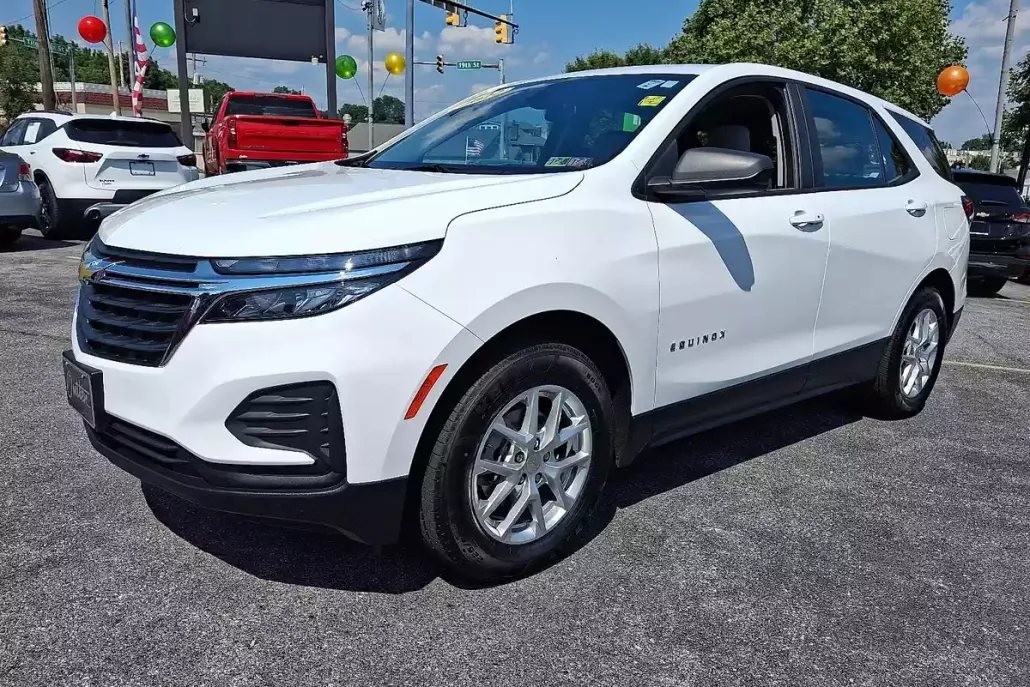2022 Chevrolet Equinox LS photo 1