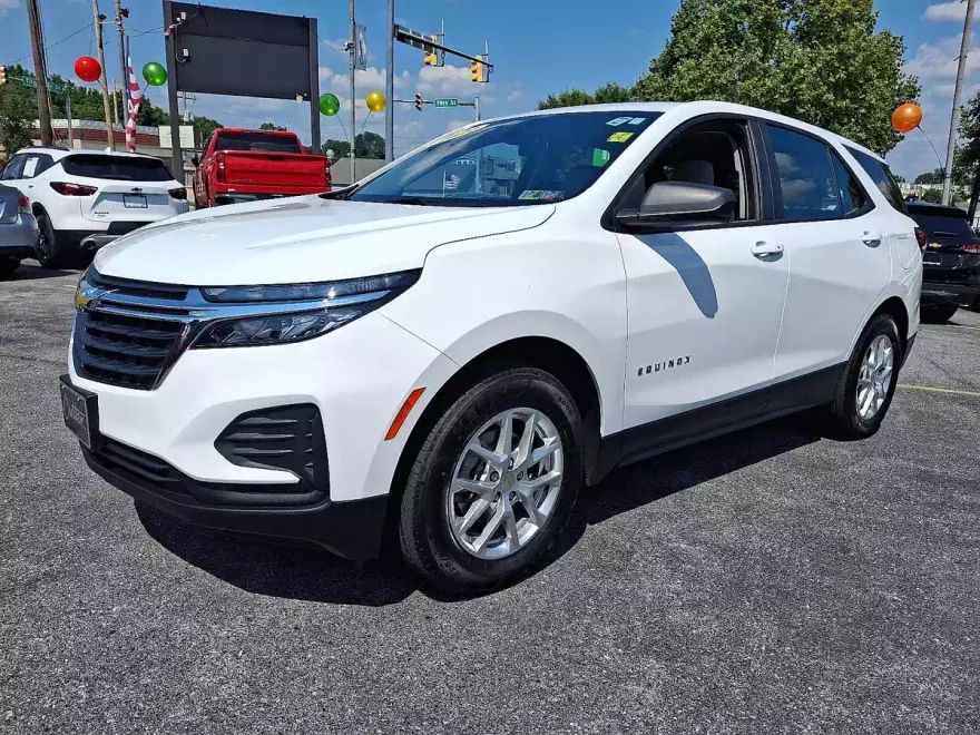 2022 Chevrolet Equinox LS photo 1