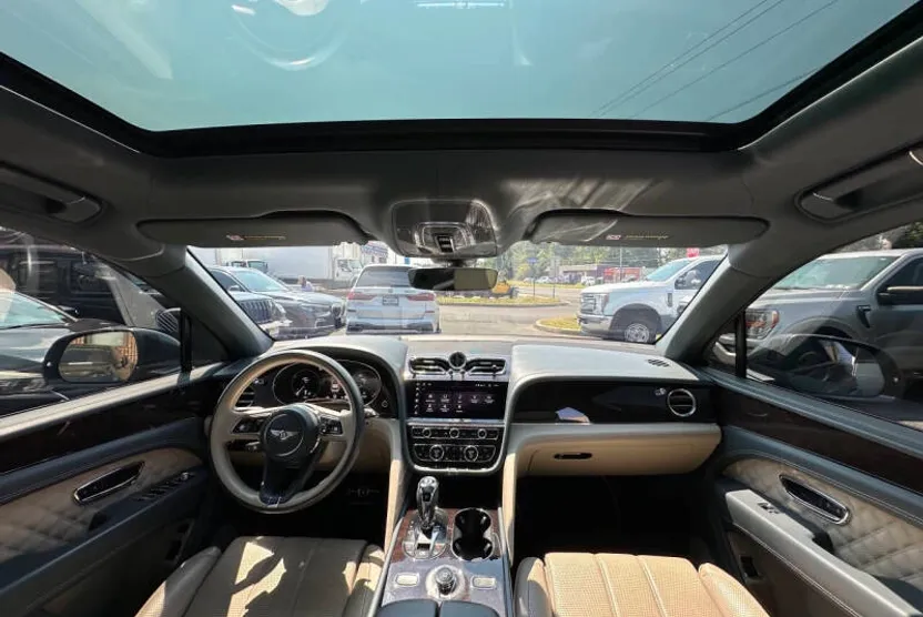 2021 Bentley Bentayga V8 photo 1