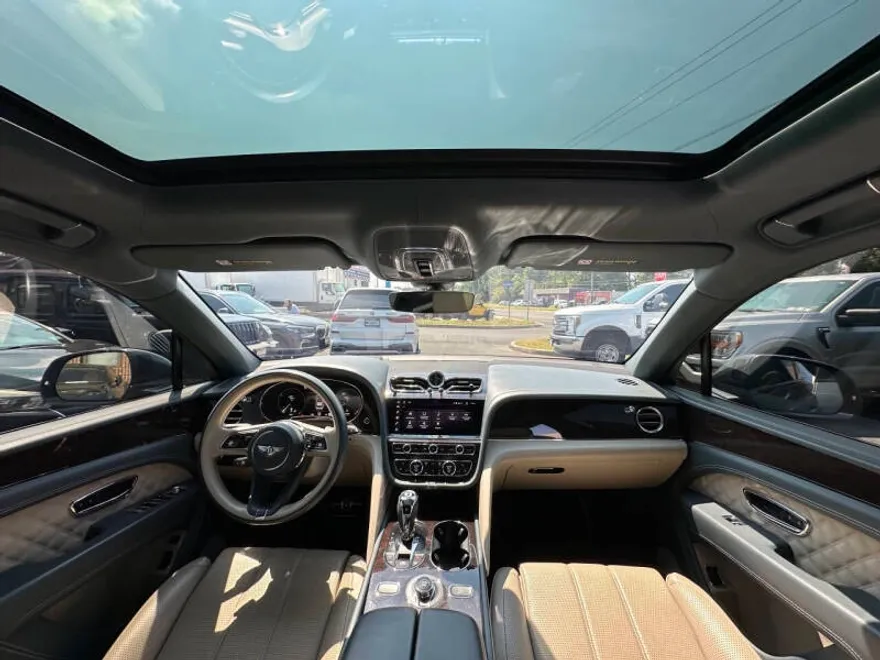 2021 Bentley Bentayga V8 photo 1