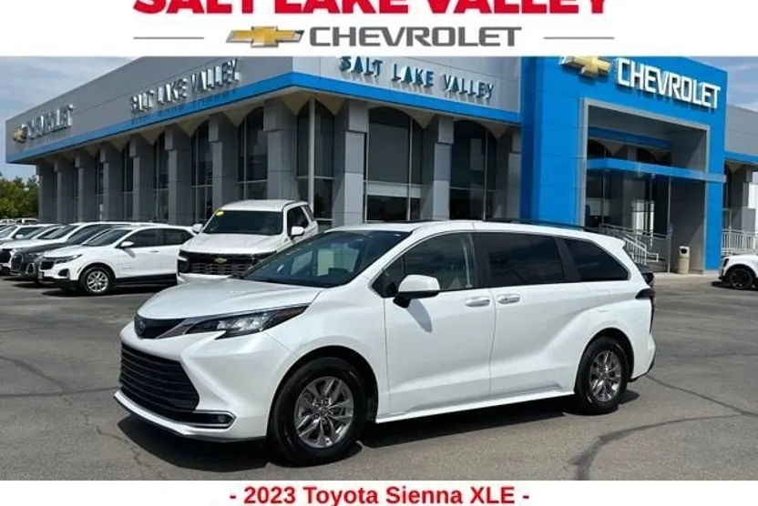 2023 Toyota Sienna XLE photo 1