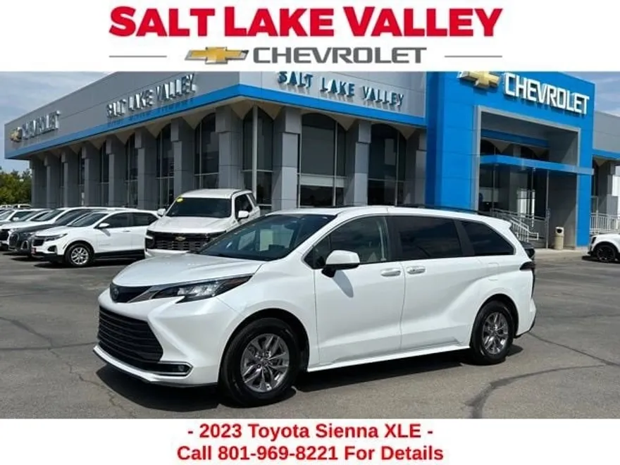 2023 Toyota Sienna XLE photo 1