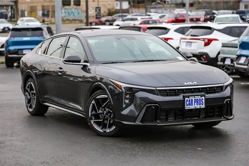 2025 Kia K4 GT-Line photo 1
