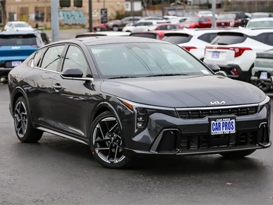 2025 Kia K4 GT-Line photo 1