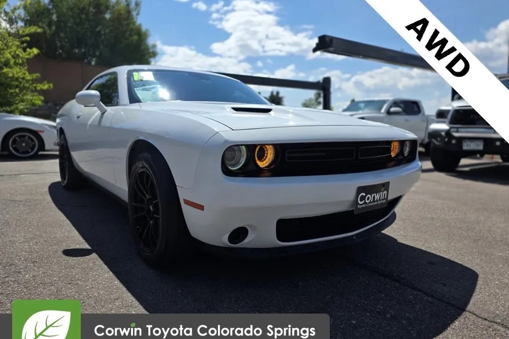 2019 Dodge Challenger SXT photo 1