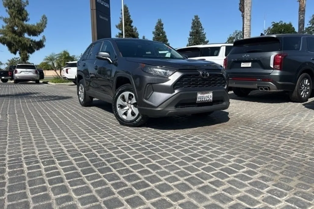 2022 Toyota RAV4 LE photo 1
