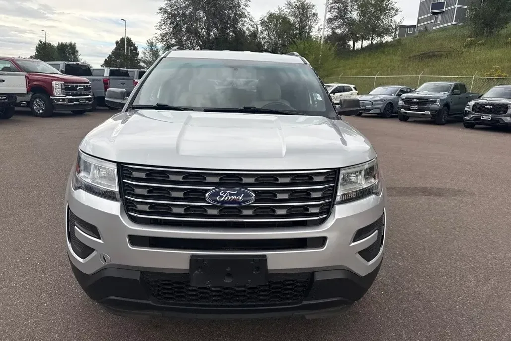 2017 Ford Explorer Base photo 1