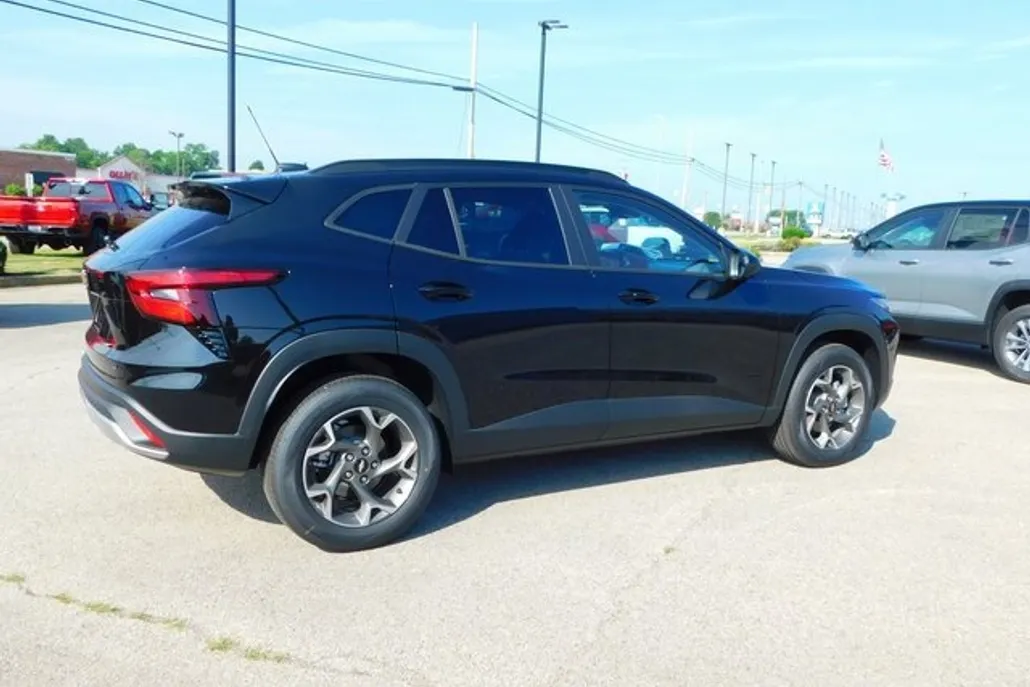 2025 Chevrolet Trax LT photo 1