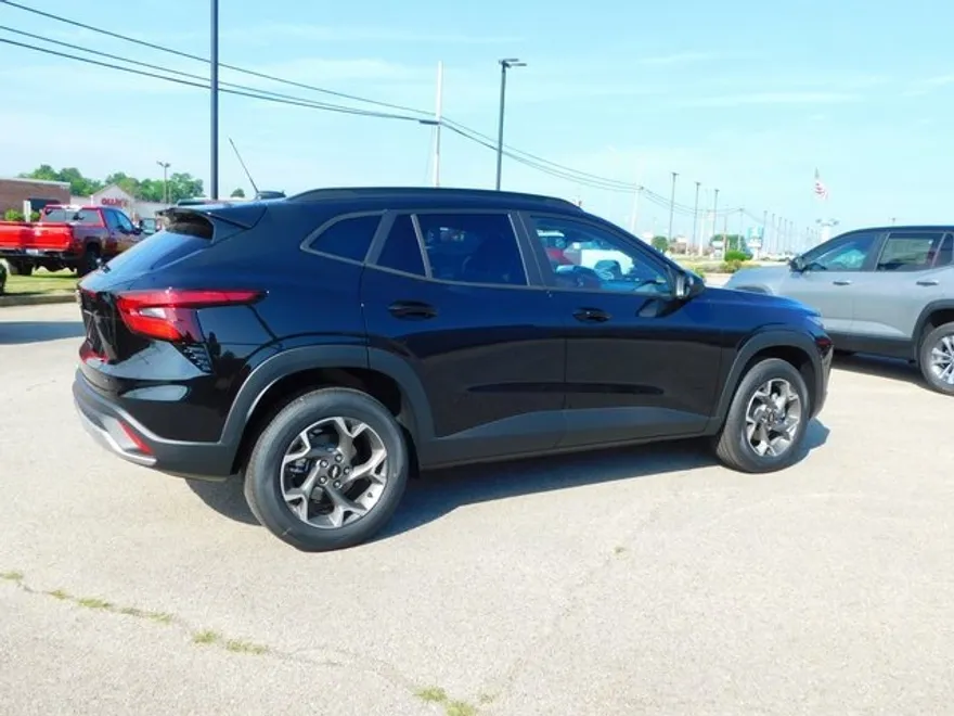 2025 Chevrolet Trax LT photo 1