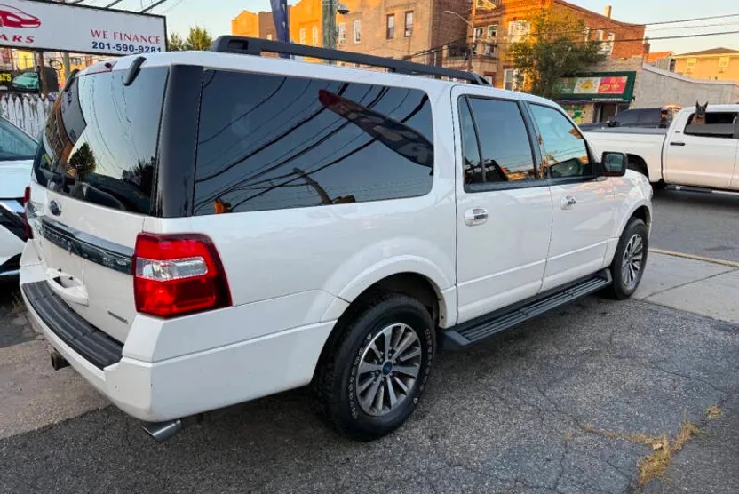 2017 Ford Expedition EL XLT photo 1
