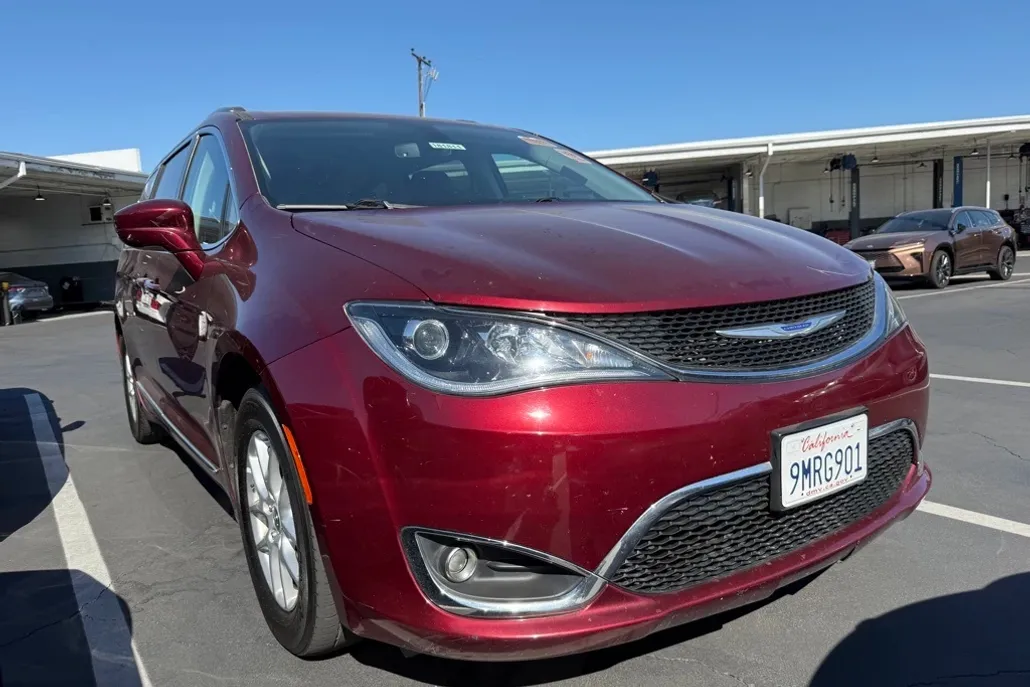 2020 Chrysler Pacifica Touring L photo 1