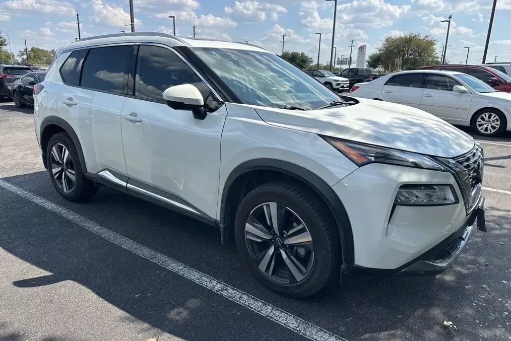 2023 Nissan Rogue SL photo 1