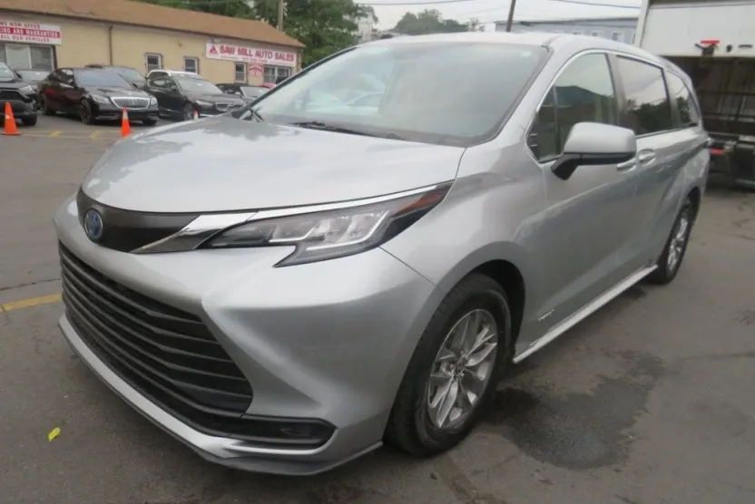 2021 Toyota Sienna LE photo 1