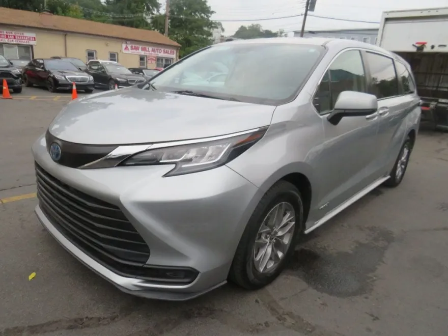 2021 Toyota Sienna LE photo 1