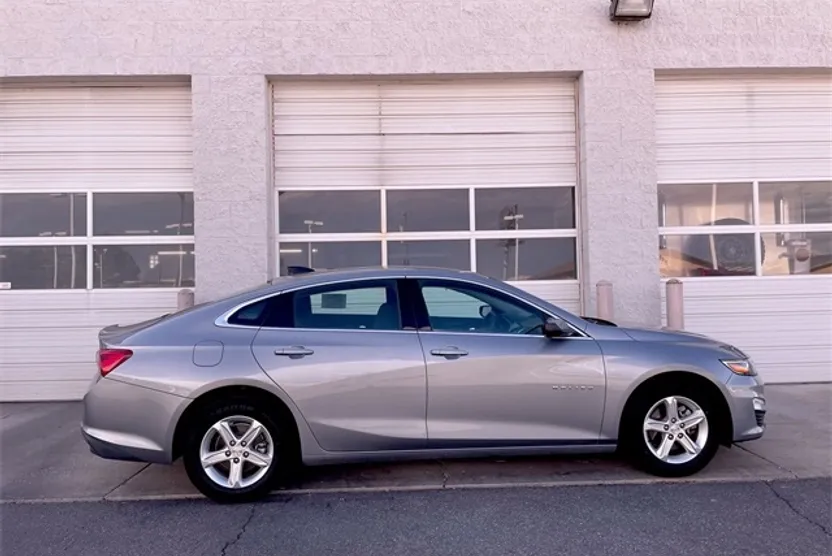 2024 Chevrolet Malibu photo 1