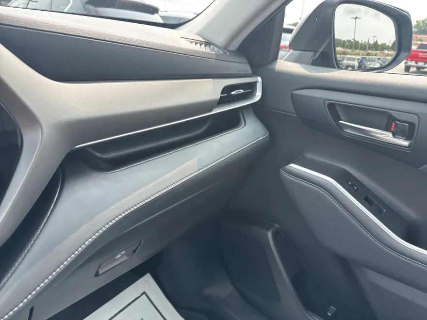 2022 Toyota Highlander XLE photo 1