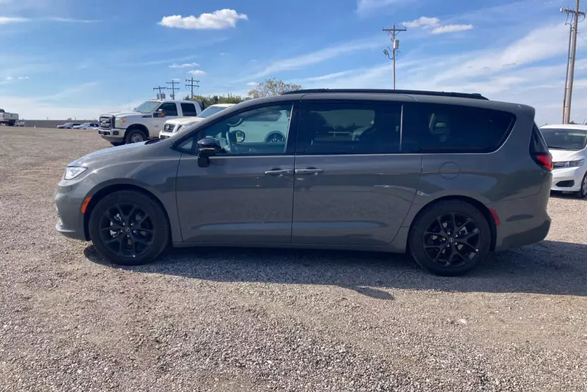2025 Chrysler Pacifica Limited photo 1