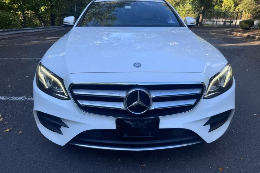 2017 Mercedes Benz E 300 4MATIC Sedan photo 1