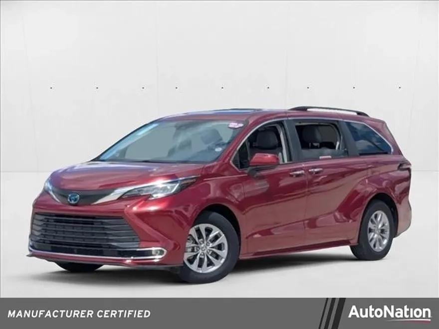 2022 Toyota Sienna XLE photo 1