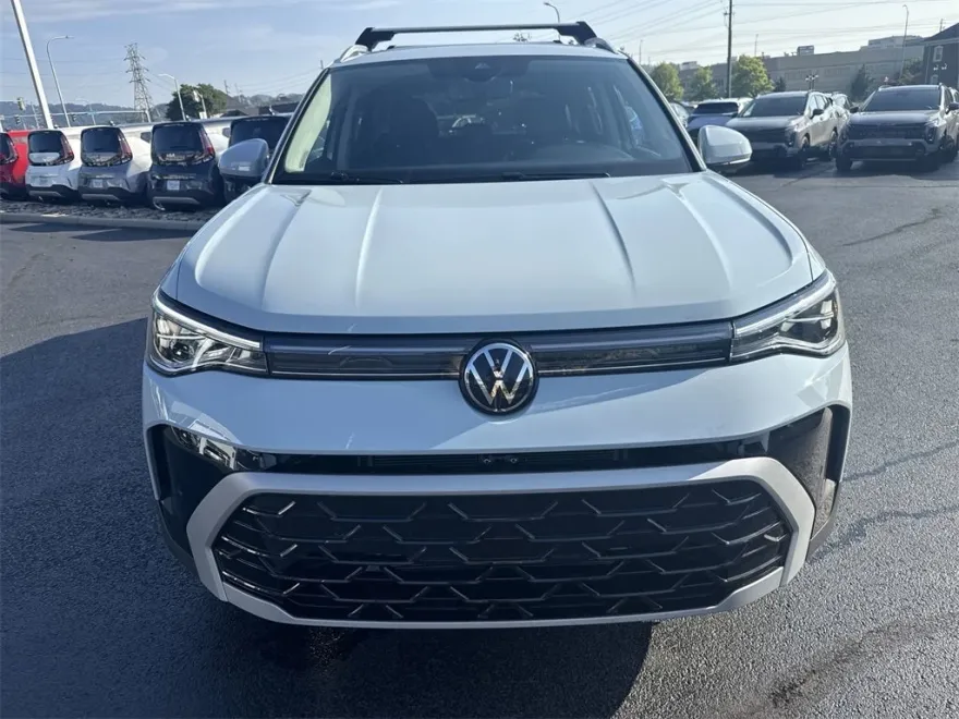 2025 Volkswagen Taos SEL photo 1