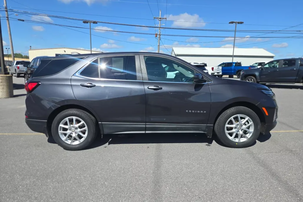 2022 Chevrolet Equinox LT photo 1