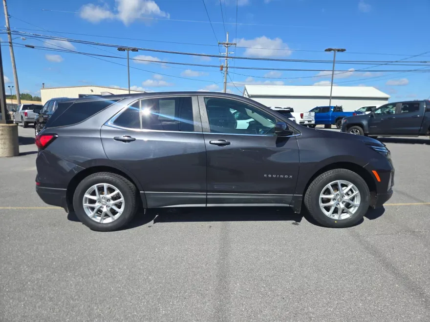 2022 Chevrolet Equinox LT photo 1