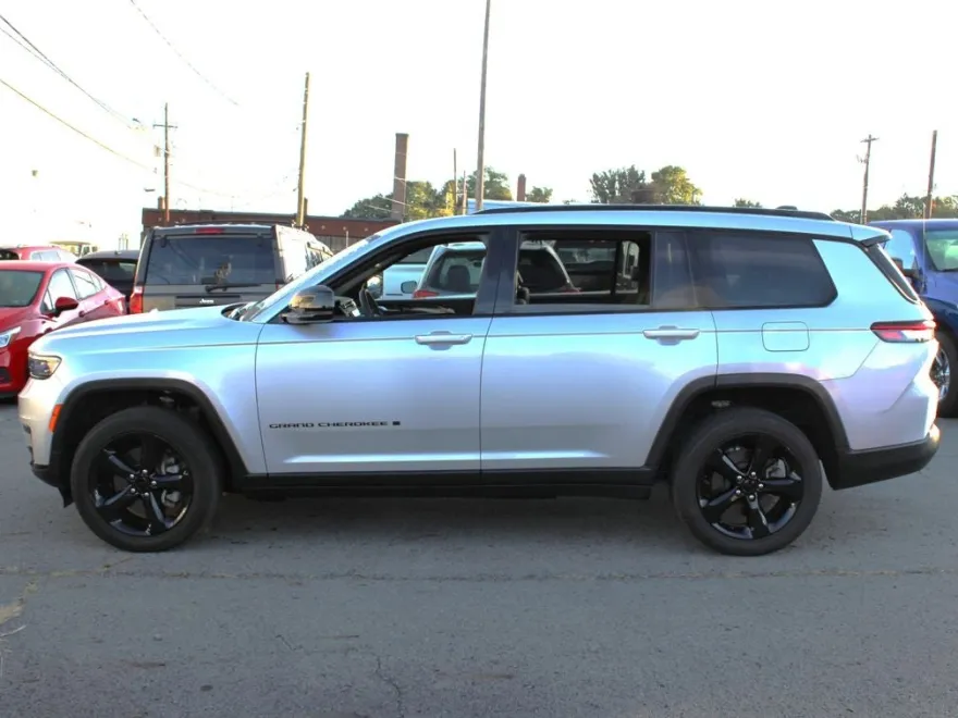 2023 Jeep Grand Cherokee Altitude photo 1