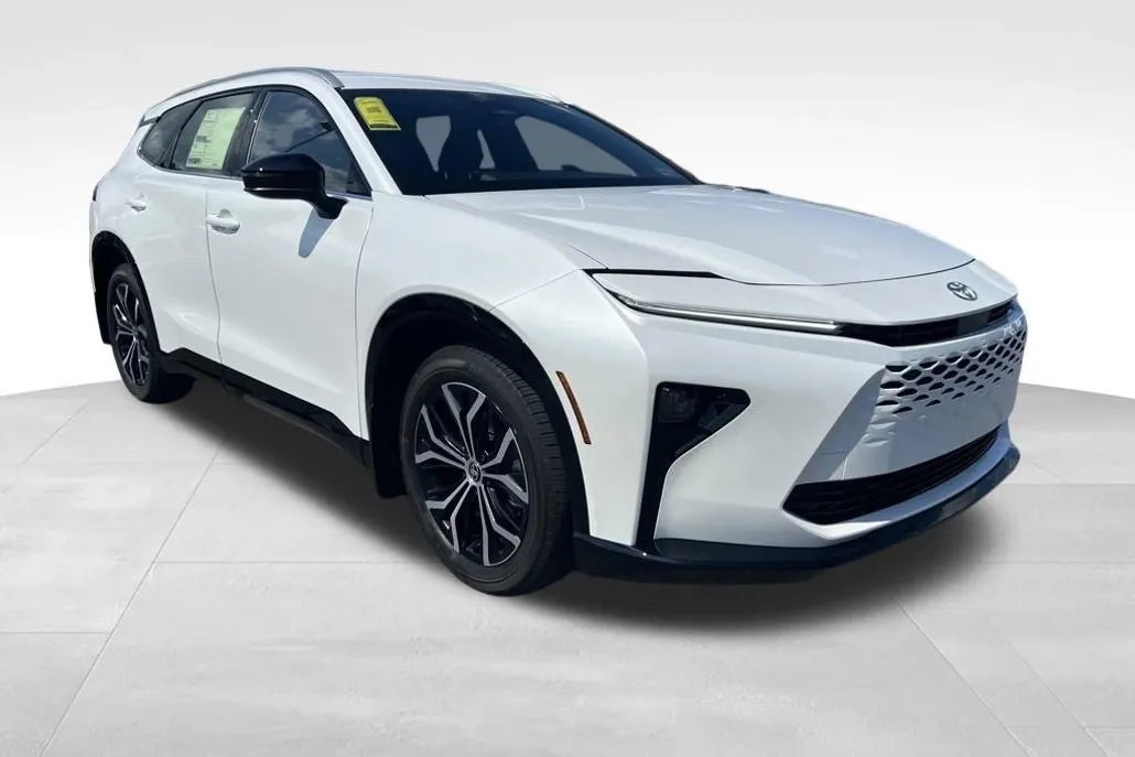 2025 Toyota Crown Signia XLE photo 1