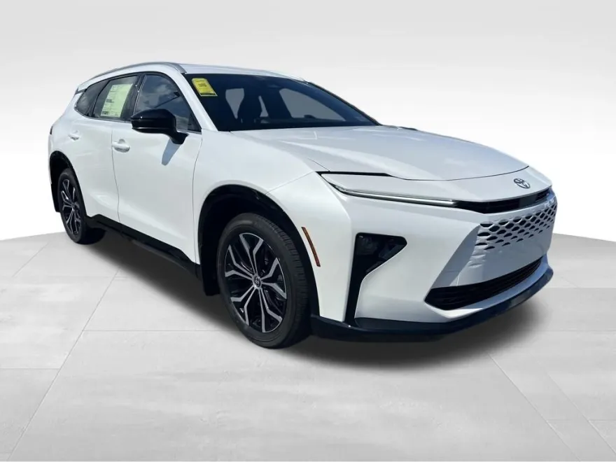 2025 Toyota Crown Signia XLE photo 1