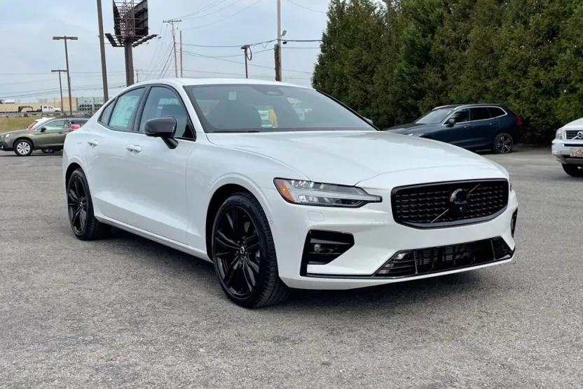 2024 Volvo S60 Plus Black Edition photo 1