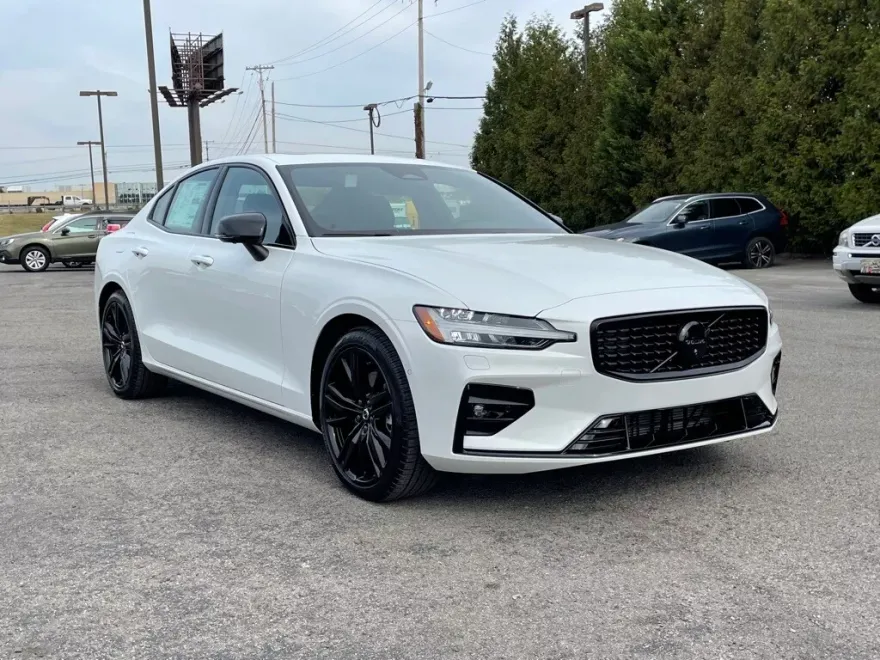 2024 Volvo S60 Plus Black Edition photo 1