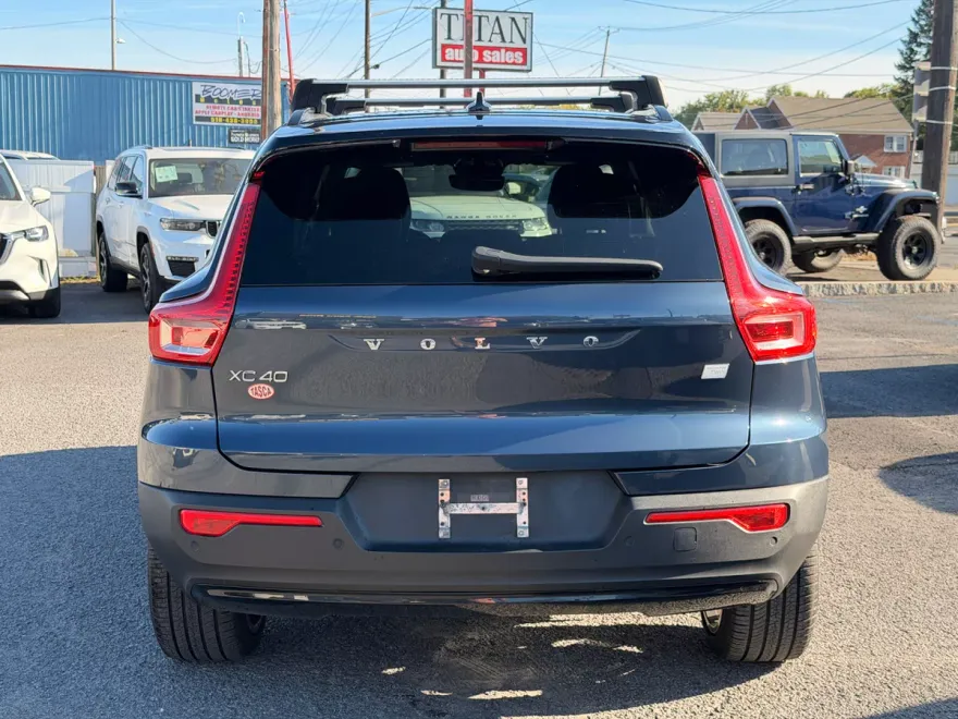 2022 Volvo XC40 Recharge Twin Plus photo 2