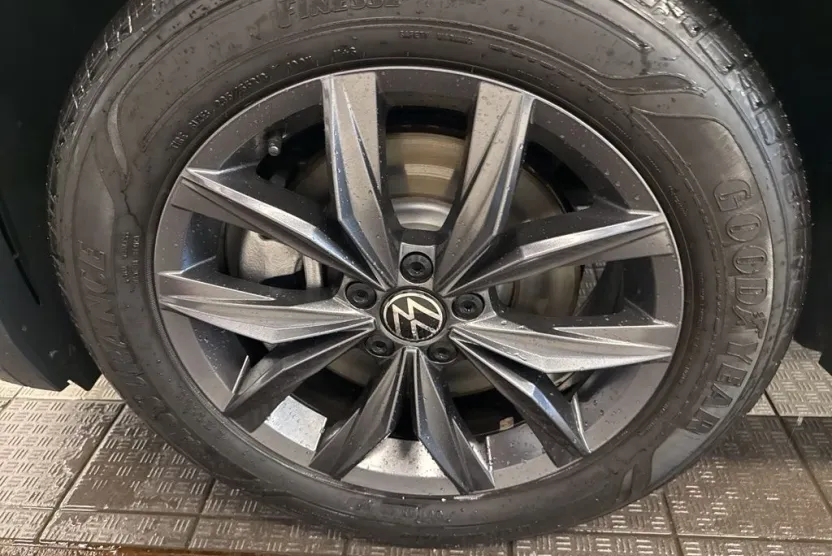2023 Volkswagen Tiguan SE photo 1
