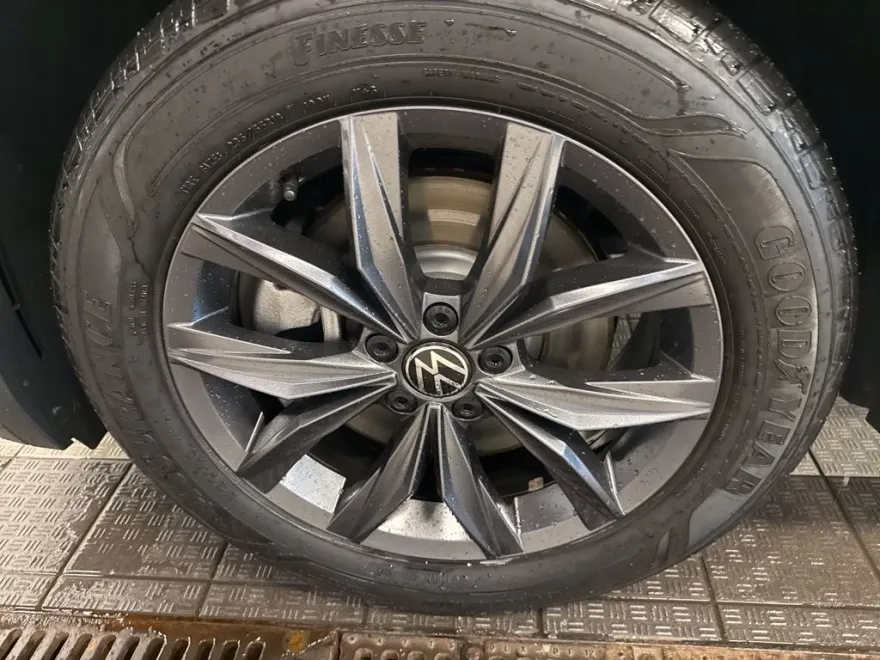 2023 Volkswagen Tiguan SE photo 1