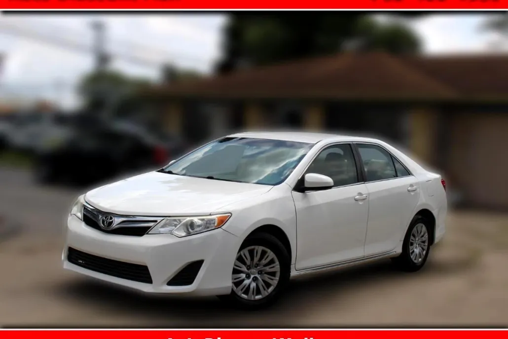 2014 Toyota Camry LE photo 1