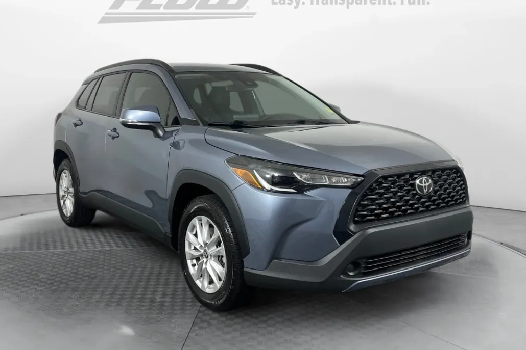 2022 Toyota Corolla Cross LE photo 1