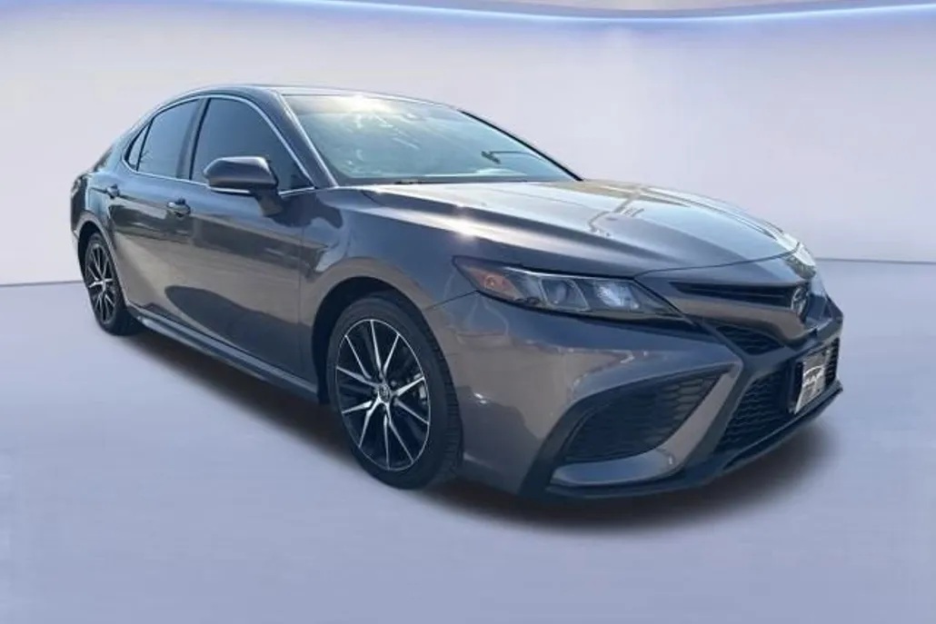 2022 Toyota Camry Hybrid SE photo 1