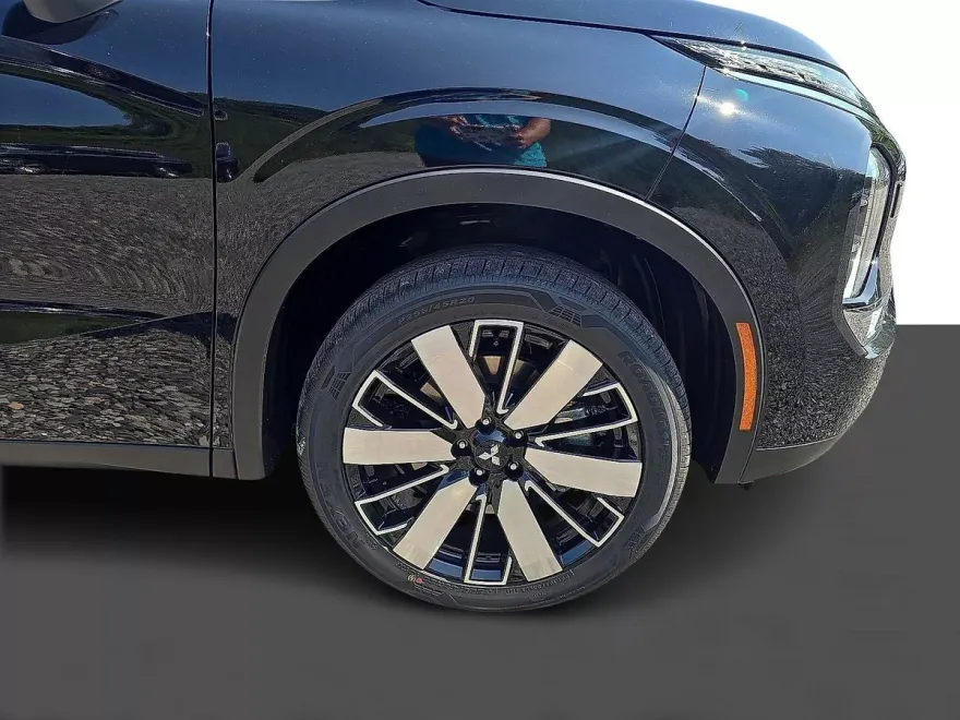 2025 Mitsubishi Outlander SE photo 1