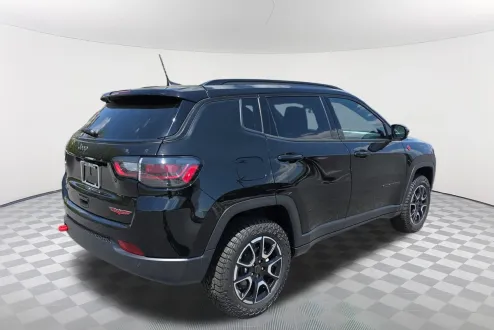 2025 Jeep Compass Trailhawk photo 3