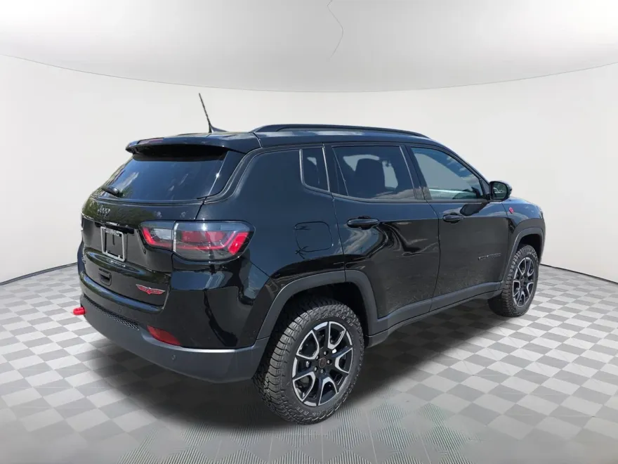 2025 Jeep Compass Trailhawk photo 3