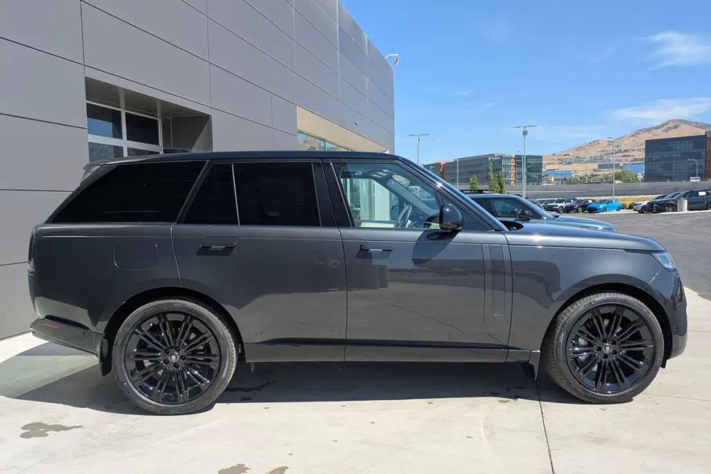 2025 Land Rover Range Rover SE photo 1